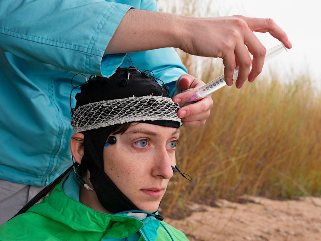 Lucas Foglia
Maggie in an EEG Study of Cognition in the Wild, Strayer Lab, University of Utah, 2016 (Dalla serie Human Nature)
Fotografia
Courtesy l’artista e Micamera, Milano